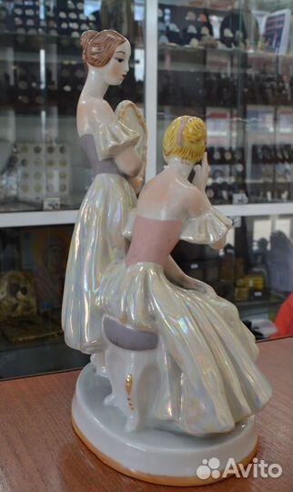 Фарфоровая статуэтка балерины перед выступлением