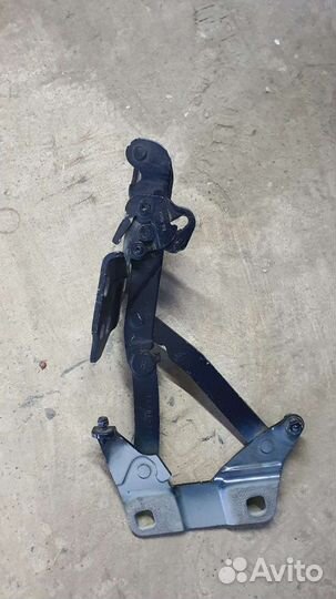 Петля капота mercedes