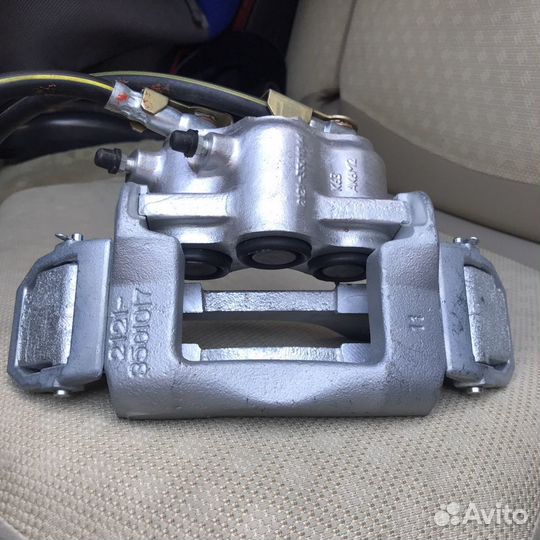 Суппорт передний правый на Ниву 2131