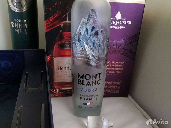 Пустые бутылки с коробками