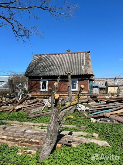 Старые доски, бревна и шифер