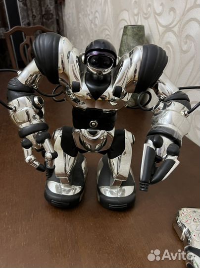 Робот на пульте управления