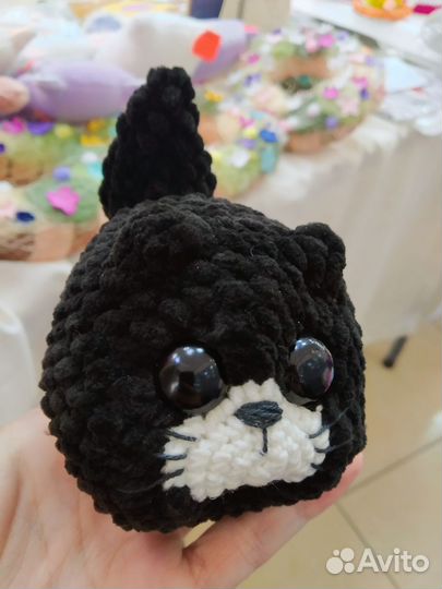 Вязаный чёрный кот из плюшевой пряжи