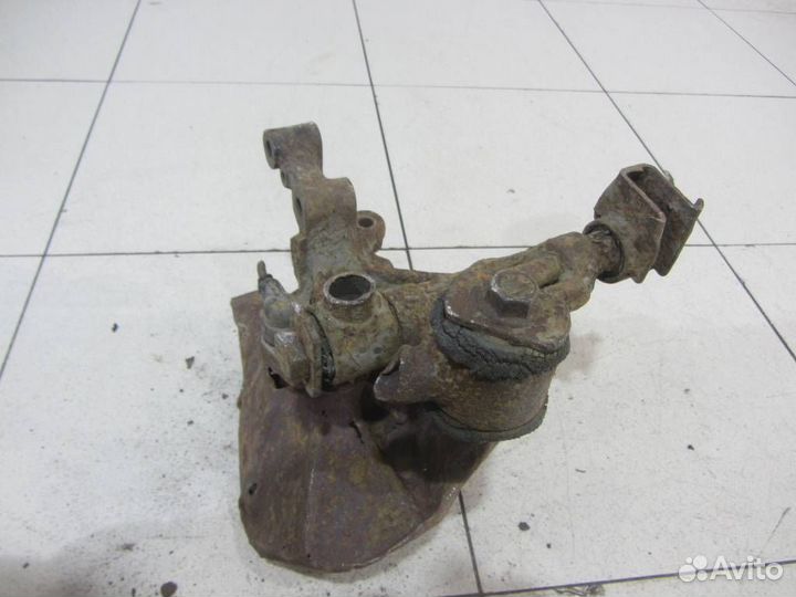 Кулак задний правый Мазда