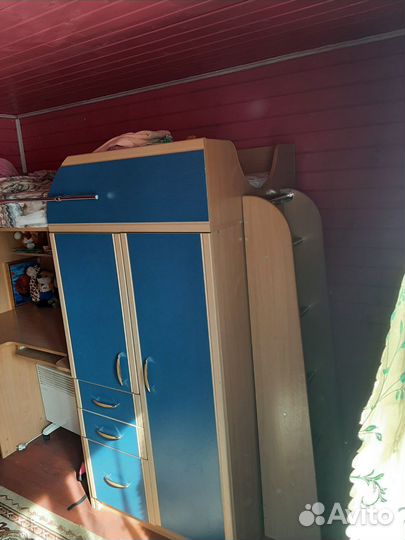 Кровать чердак со столом и шкафом
