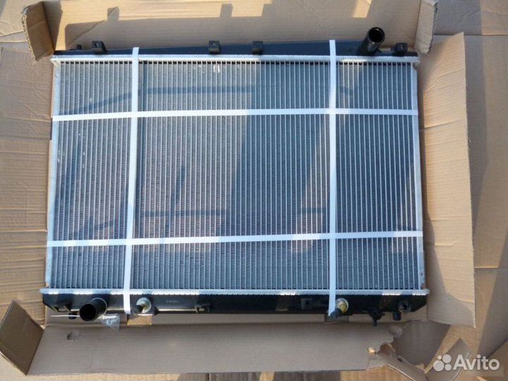 Радиатор охлаждения Toyota Sienna