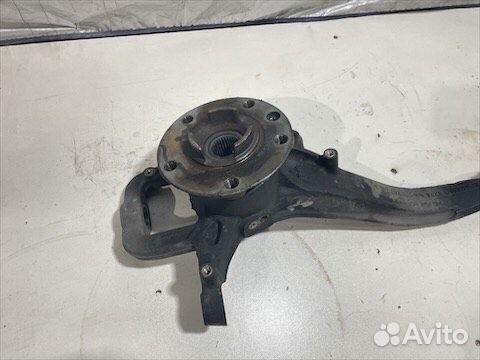 Кулак передний левый Volkswagen Touareg 2014 год