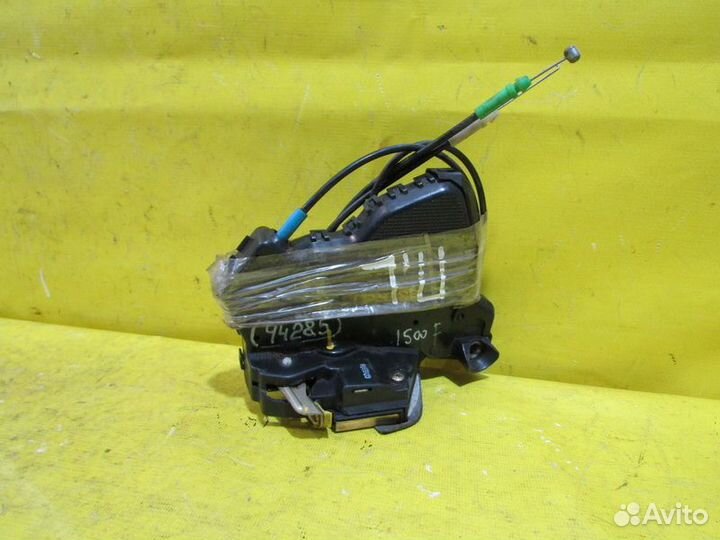 Замок передней двери Toyota Avensis 250 03-08 г 94