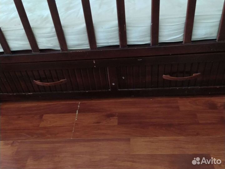 Детская кроватка с маятником