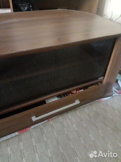 Тумба со стеклянными дверцами