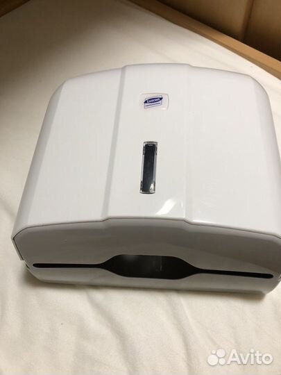 Диспенсер для полотенец лист Luscan Professional