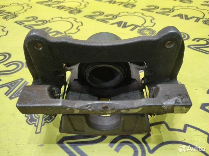 Суппорт передний правый Toyota Harrier GSU30W