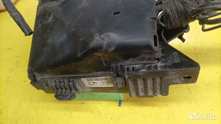 Подкапотный блок предохранителей Mitsubishi Lancer