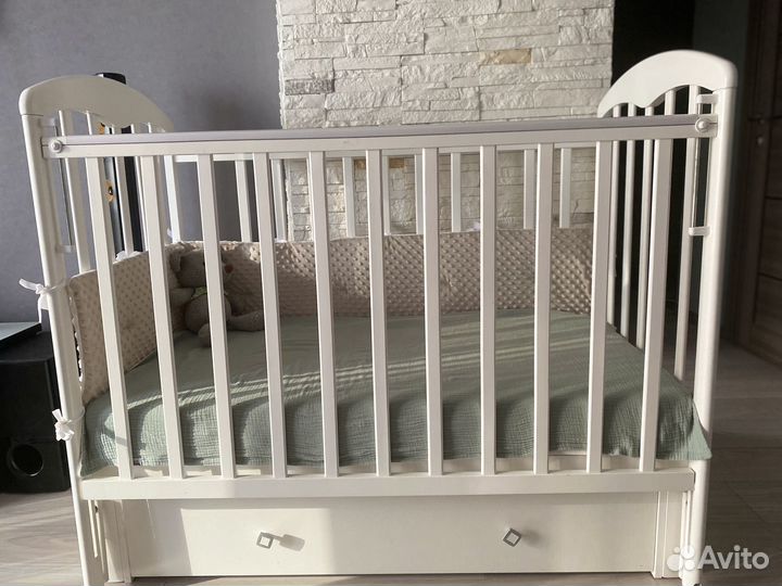 Детская кроватка с маятником