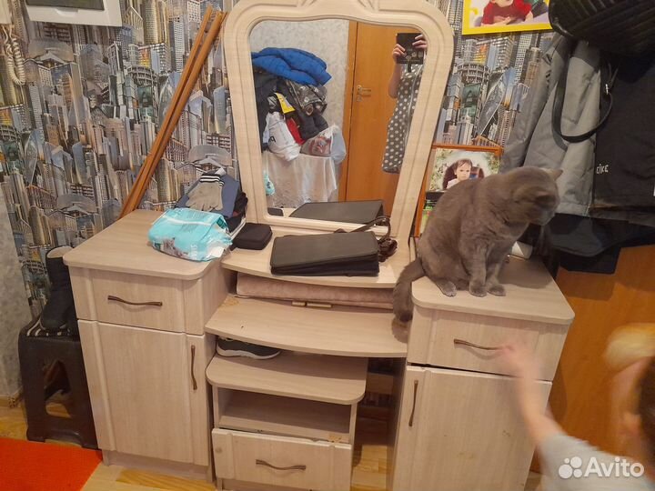 Трюмо с зеркалом