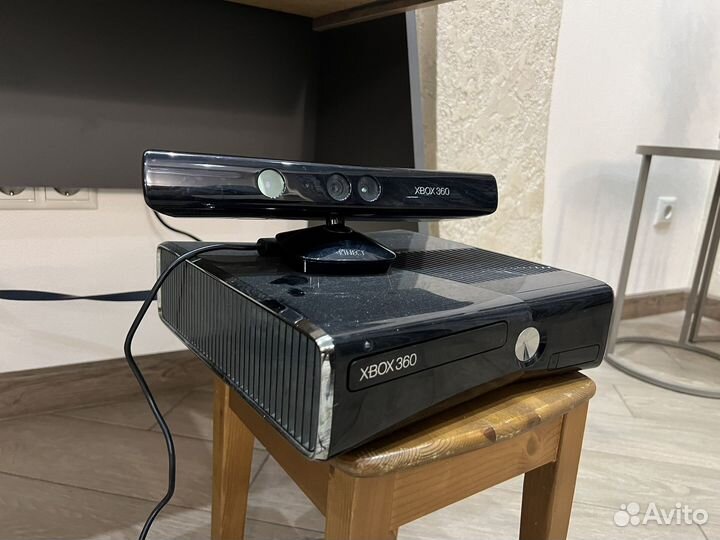 Xbox 360 slim (LT 3.0),2 геймпада и kinect