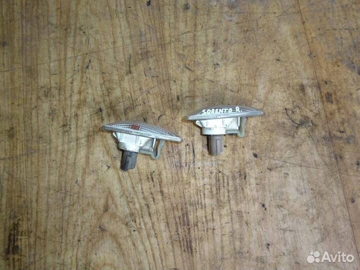 Повторитель на крыло белый Kia Sorento 2002-2009