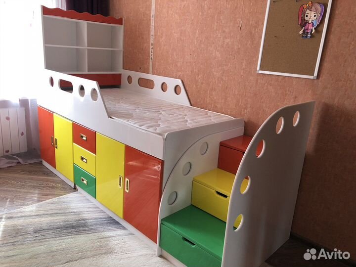 Детская кровать чердак со столом и шкафом