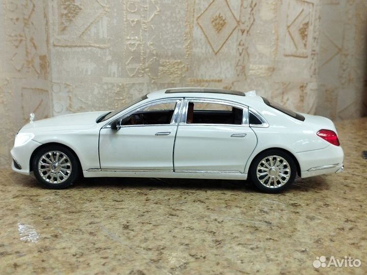 Модель Mercedes-Benz E-300еL белый 1:24