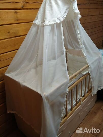 Детская кроватка с маятником и ящиком