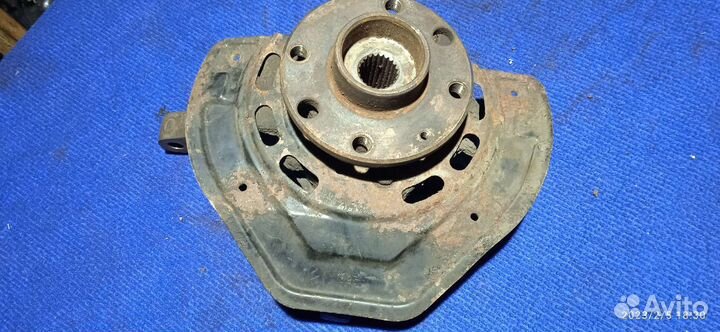 Поворотный кулак правый Opel Vectra b 4болта 1.6л