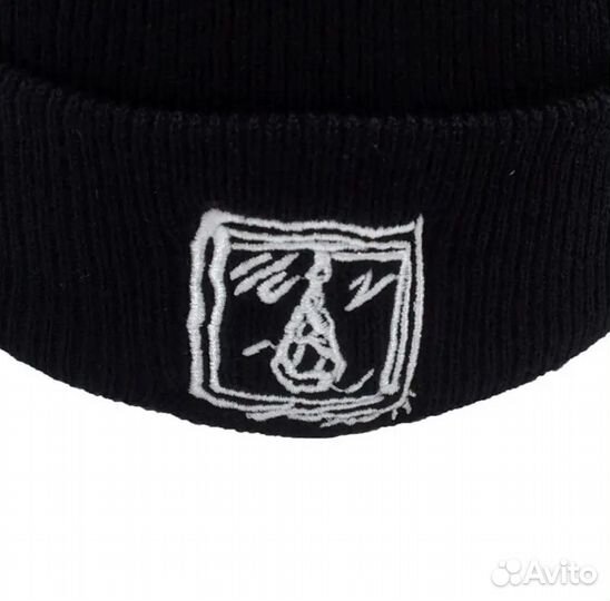 Чёрная шапка с рожицей