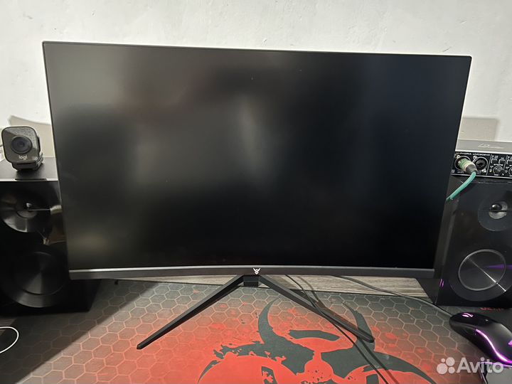 Изогнутый игровой монитор 27