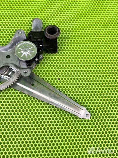 Мотор стеклоподъемника задний правый Toyota Land