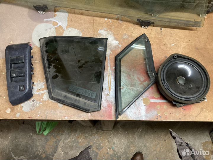 Стекло переднее правое