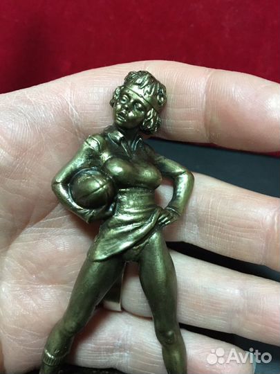 Девушка с мячом