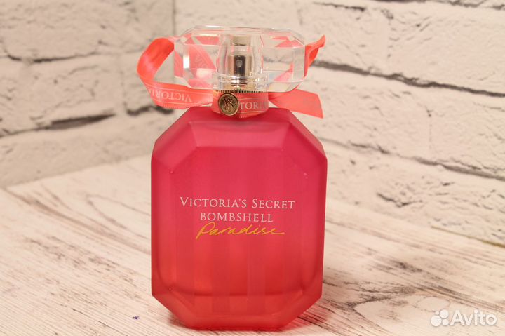 Victoria's secret bombshell in paradise