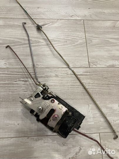 Замок двери с тягами