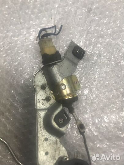 Замок двери передний левый Toyota Hilux VZN130