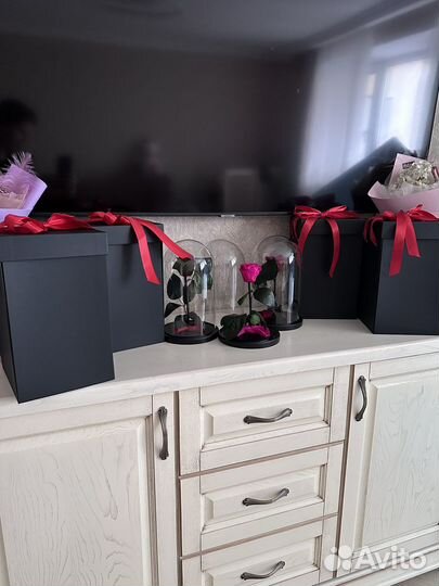 Живая роза в колбе