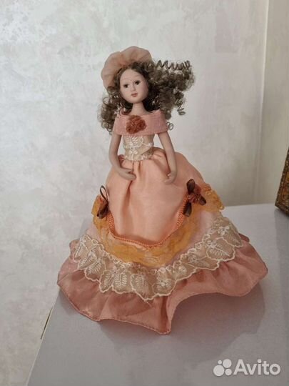 Кукла фарфоровая