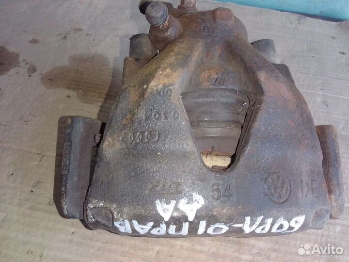 Суппорт передний правый Volkswagen Bora