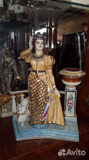 Фарфоровая статуэтка Дама с собачкой