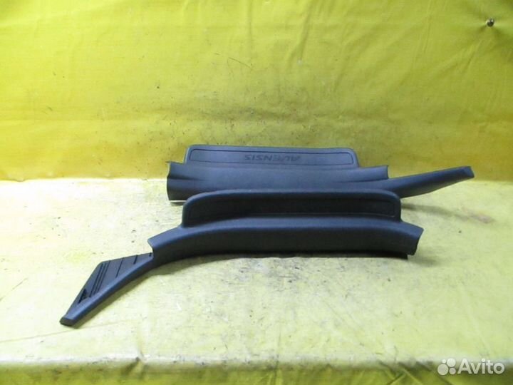 Накладка на порог салона Toyota Avensis AZT250