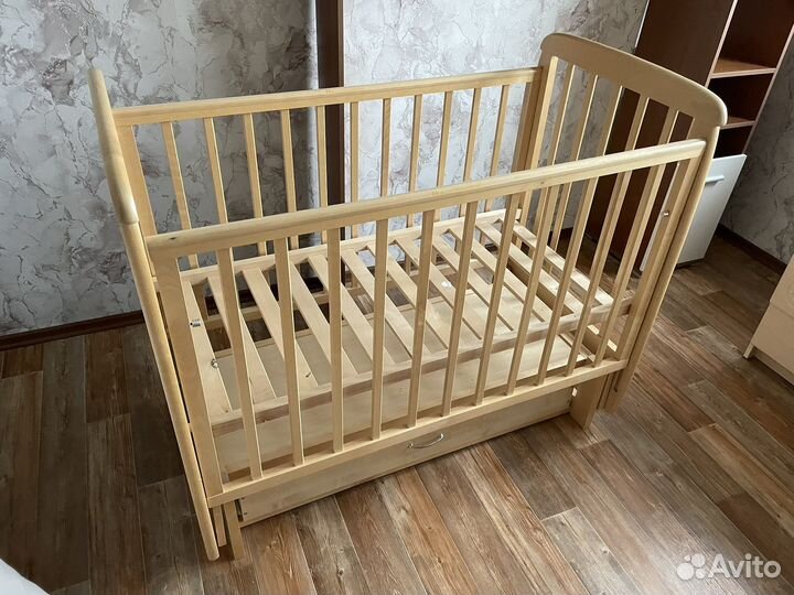 Детская кроватка с маятником