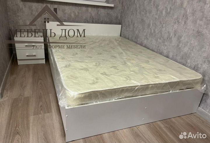 Кровать с матрасом