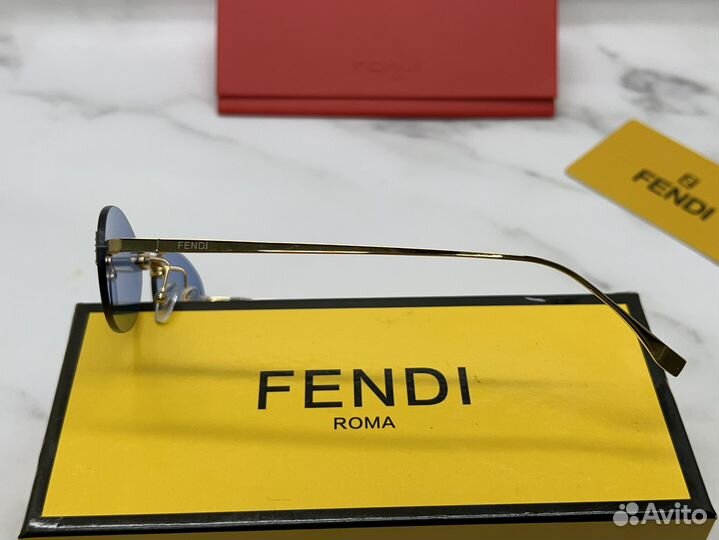 Сoлнцeзащитныe oчки Fendi 