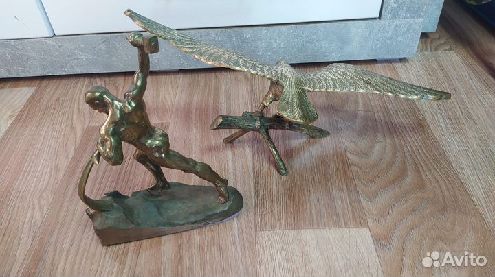 Статуэтка Перекуем мечи на орало. Орёл. Бронза