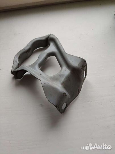 Кронштейн приемной трубы 2108-099,2113-15 (инжекто