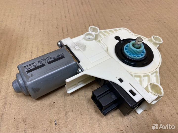 Моторчик стеклоподъемника передний правый Audi A4