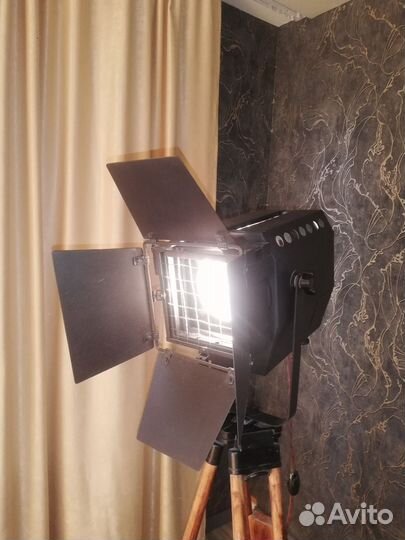 Прожектор лофт на треноге
