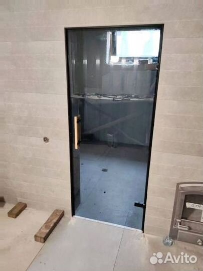 Стеклянная дверь по индивидуальным размерам