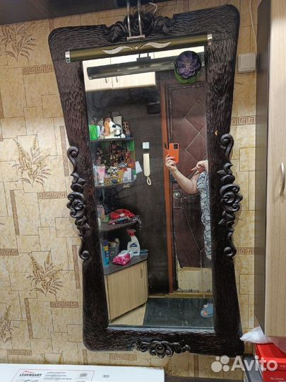 Зеркало в деревянной раме