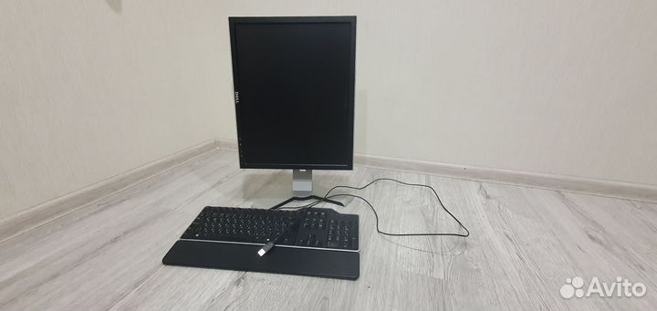 Монитор Dell 19 дюймов + клавиатура