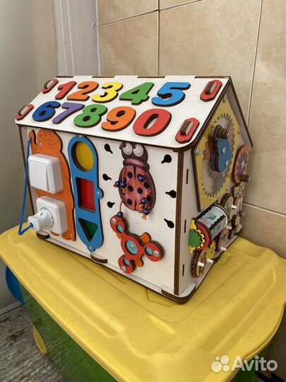 Бизиборд домик