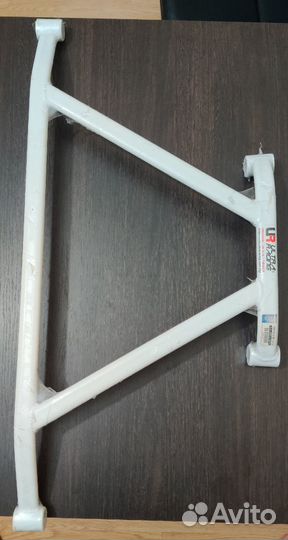 Распорка подрамника UltraRacing на Ford Focus 2